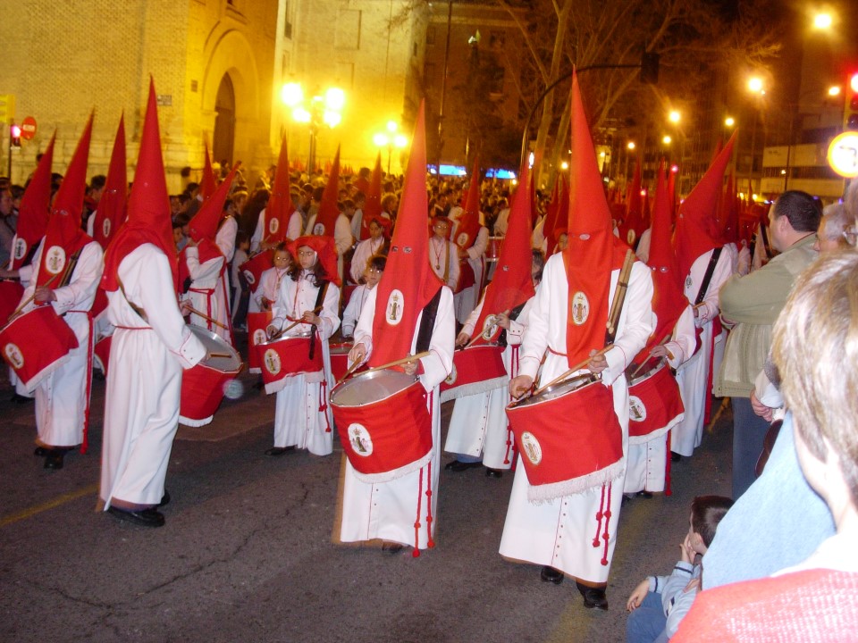 I'm pretty sure this isn't a KKK get up but some sort of religious gathering in Spain, where this getup is somewhat common. A reverse image search brought up nothing.