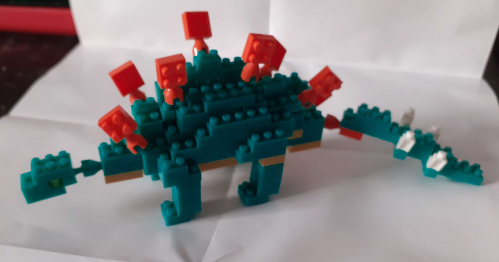 A stegosaurus mde from tiny blocks