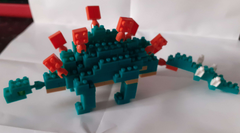 A stegosaurus mde from tiny blocks